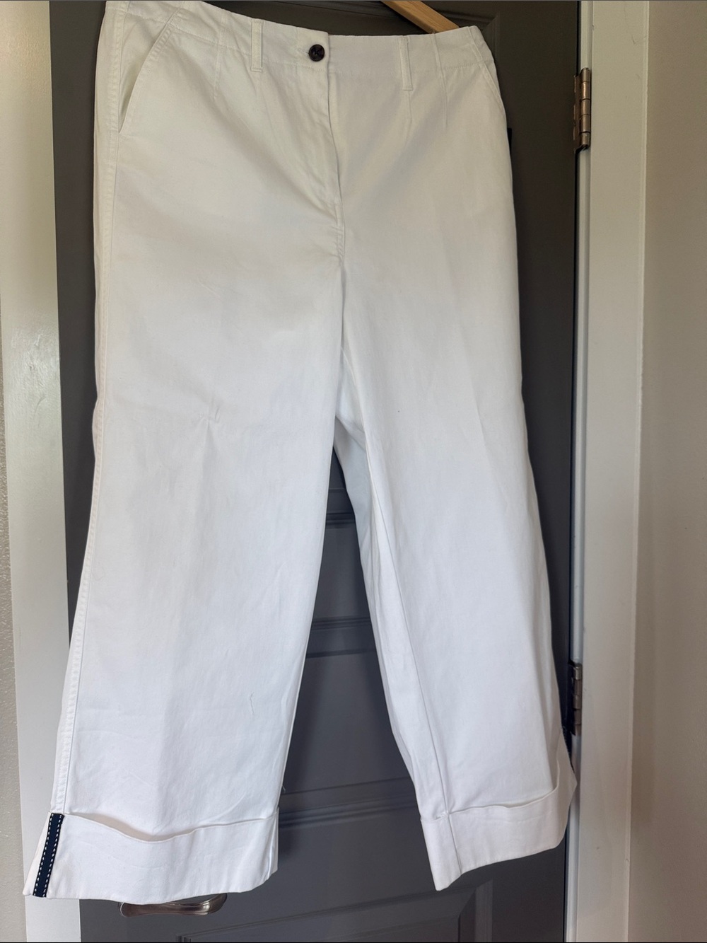 crown & ivy White Straight Leg Cropped Pants